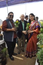 Shankar Mahadevan, Shaina NC at Nana Chudasma_s plant exhibition in Mumbai on 8th Jan 2013 (40).JPG